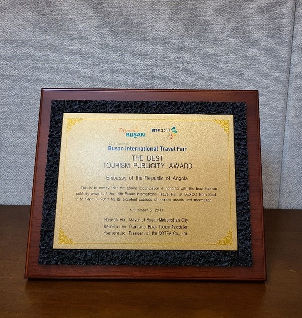 A plaque of  “The Best Tourism Publicity Award”  that the Angola Embassy received at the Busan International Travel Fair