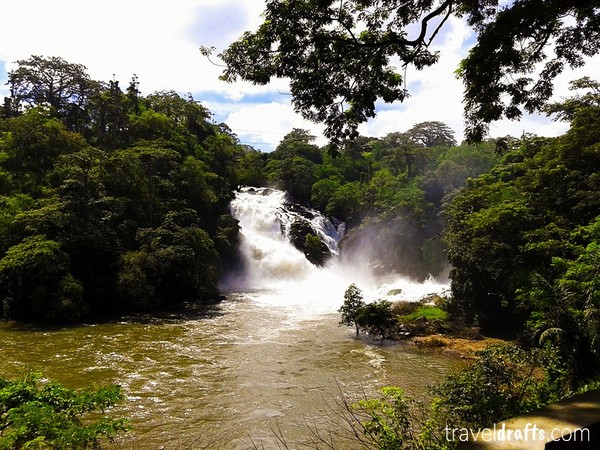 Binga Falls are not in Kwanza Sul province! They are an almost obligatory stop for anyone traveling between Luanda and Benguela. The Binga falls are on the River Keve on the way to Gabela. These are really sensational drops, with impressive flow.