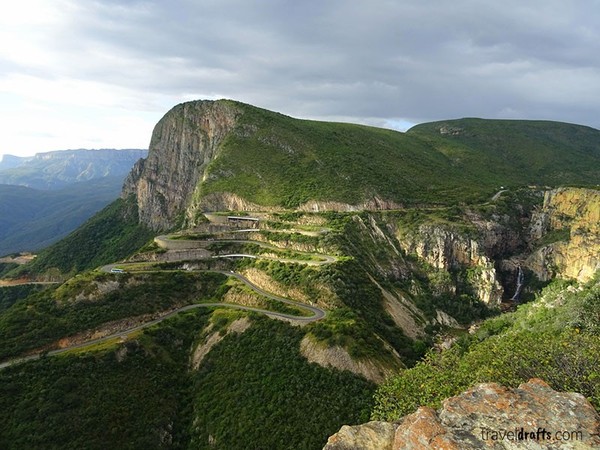 Serra da Leba is just 50 km from the city of Lubango, despite being in Namibe province. The best known part of Serra da Leba is undoubtedly the 56-curve mountain road, built during the colonial era connecting the cities of Lubango and Namibe.