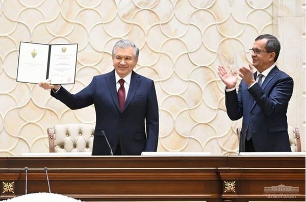 The Chairman of the Central Election Commission presented Shavkat Mirziyoyev with a certificate of the President of the Republic of Uzbekistan