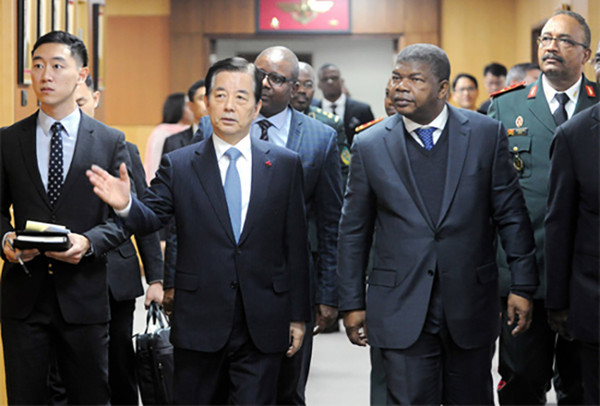 앙골라 공화국 주앙 로렌수(왼쪽에서 세 번째) 대통령과 한민구 당시 국방부 장관(왼쪽에서 두 번째)이 2016년 12월 19일 국방부를 둘러보고 있다. 