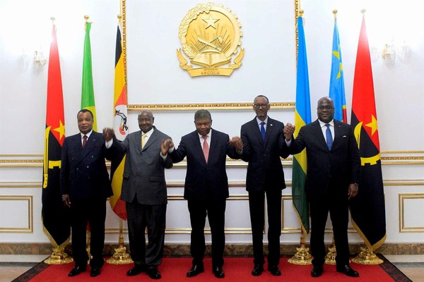 앙골라 공화국 주앙 로렌수 대통령 (중앙)이 콩고, 우간다 대통령들과 기념 사진 촬영을 하고 있다.