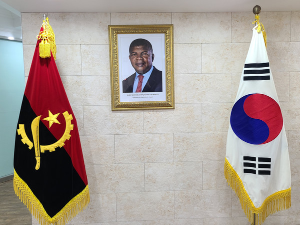 주한 앙골라 대사관에 있는 앙골라 대통령 주앙 로렌수의 사진 액자