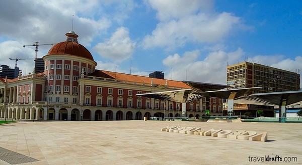 앙골라 국립 은행 : Luanda 만 바로 옆에 위치한 식민지 시대의 인상적인 건물로 많은 관광객들이 루안다에서 가장 아름다운 건물로 간주합니다.