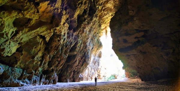 사사 동굴 : Kwanza Sul 지방은 수도 Luanda의 남쪽에 위치하고 있으며 주요 관광 명소가 있다. 사사 동굴에는 요새들이 있으며 역사적 가치가 있다. 동굴과 관련하여 앙골라 7대 불가사의 중 하나로 인정받고 있다.