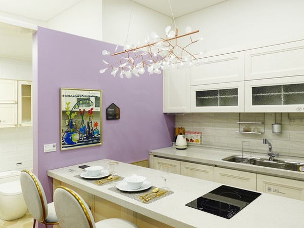 대림 디움의 주방 리모델링 제품 '프렌치 블랑'에 전시된 '인 유어 하트' 작품과 공간