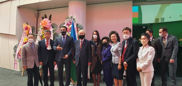 Ambassador and Mrs. Teymurov of Azerbaijan (third and sixth from left) pose with Korean guests.