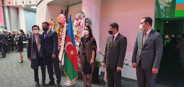 주한 아제르바이잔 테이무로프 대사, 테이무로프 여사(왼쪽에서 두 번째, 세 번째)가 주한 아제르바이잔 대사관 직원들과 한국의 주요 기업인인 데이비드 김(왼쪽)과 함께 포즈를 취하고 있다.