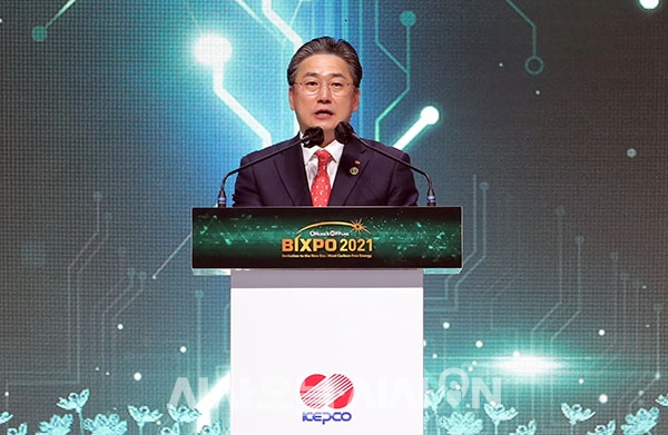 President Cheong Seung-il of KEPCO gives an opening speech at the Bitgaram International Electric Power Technology Expo 2021 held at the Kim Dae-jung Convention Center in Gwangju in October.