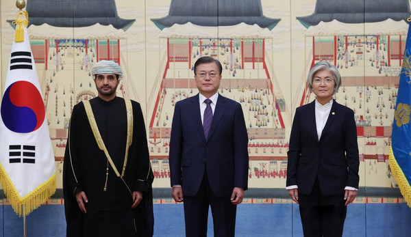 President Moon Jae-in (center) poses with new Ambassador Zakariya Hamad Hilal Al Saadi of Oman to Korea (left) during a ceremony to receive the envoy's credentials at the Presidential mansion Cheong Wa Dae in Seoul on Oct. 16, 2020. Foreign Minister Kang Kyung-wha of Korea is seen at right.