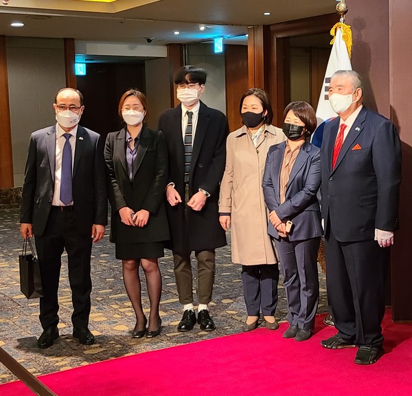 Ambassador Vitaliy Fen of Uzbekistan (right) poses with incoming guests at the reception venue at the Lotte Hotel in Seoul.