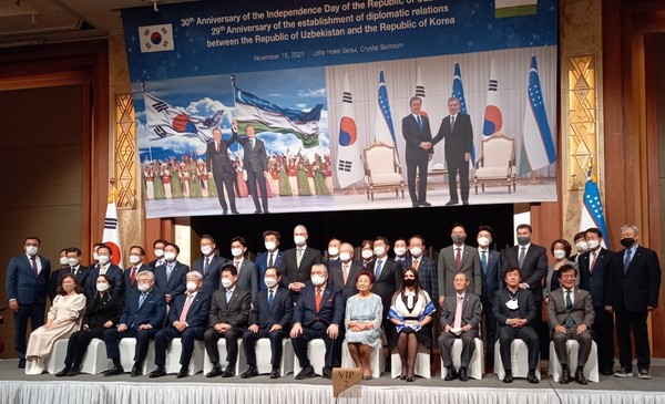 Ambassador Vitaliy Fen of Uzbekistan and Madam Fen (sevenths and eights from left, resepectively, pose with the VIP Korean guests at the reception. Publisher-Chairman Lee Kyung-sik of The Korea Post media is seen third from right at the front row.