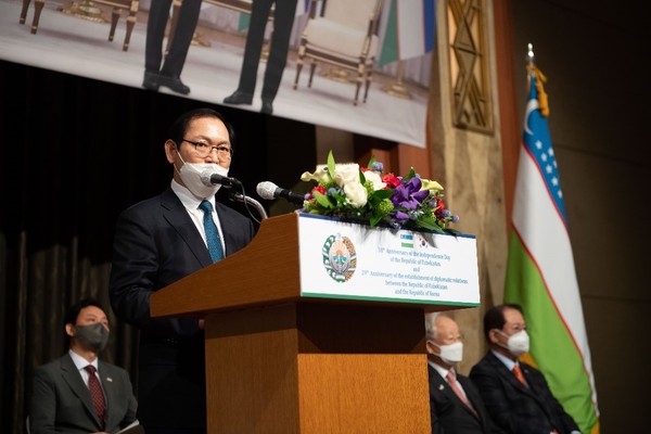Chairman Park Chong-soo of the Presidential Committee on Northern Cooperation of Korea delivers a congratulatory speech at the event for the 30th anniversary of Uzbekistan’s independence held at Lote Hotel in Seoul on Nov. 15.