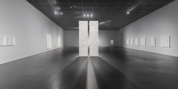 현대미술 기획전 '메리 코스 빛을 담은 회화' 전시 전경.