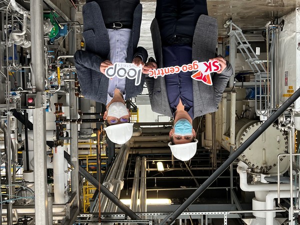 루프인더스트리 다니엘 솔로미타 CEO(좌)와 SK지오센트릭 나경수 사장(오른쪽)이루프인더스트리 퀘벡 생산 설비 앞에서 기념사진을 촬영하고 있다.