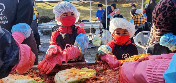 미군 가족 어린이들이 고사리 손으로 김장을 하는 모습