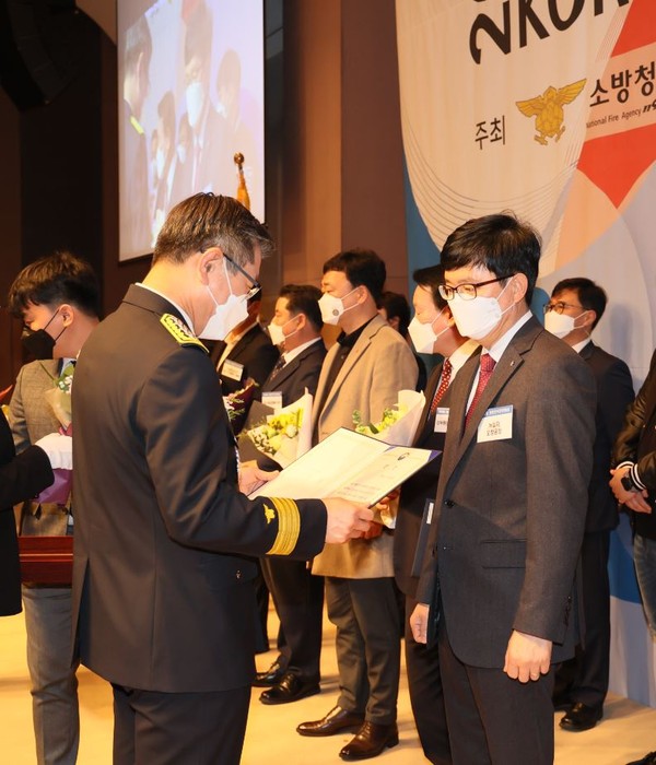 김성화 공장장 (오른쪽)이 ‘제20회 대한민국 안전대상’을 수상하는 모습