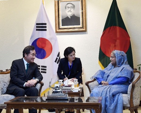 Prime Minister Sheikh Hasina of Bangladesh (right) speaks with the then Prime Minister of the Republic Lee Nak-yon of Korea during the latter’s visit to Bangladesh.
