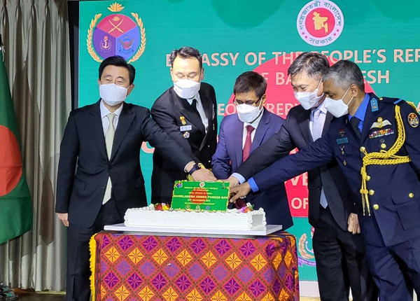 Ambassador Delwar Hossain and Defense Attaché Air Commodore A F M Shamimul Islam of the People’s Republic of Bangladesh (third and fifth from left, repsefively) cut a large celebration cake with important Korean guests.