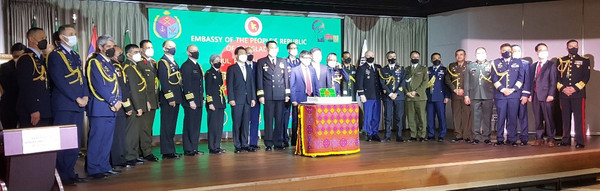 방글라데시 대사 델왈 호세인(무대 왼쪽에서 11번째)과  방글라데시 국방무관  (앞줄 왼쪽에서 13번째)이 주한 각 대사관에서 참가한 국방 관계자들과 함께 포즈를 취하고 있다.