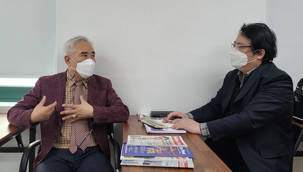 CEO Paul Kwan-soo Hwang of Fine Enterprise (left) holds an interview with Deputy Managing Editor Sung Jung-wook of Korea Post, stressing that we need to prepare for a food resource war.