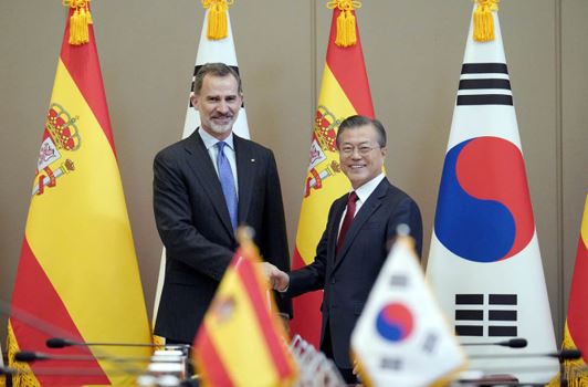 President Moon Jae-in of the Republic of Korea (right) and H.M. King Felipe VI of the Kingdom of Spain shake hands with each other, each with a bright smile, at a summit at the Presidential Mansion of Cheong Wa Dae in Seoul on Oct. 23, 2019.
