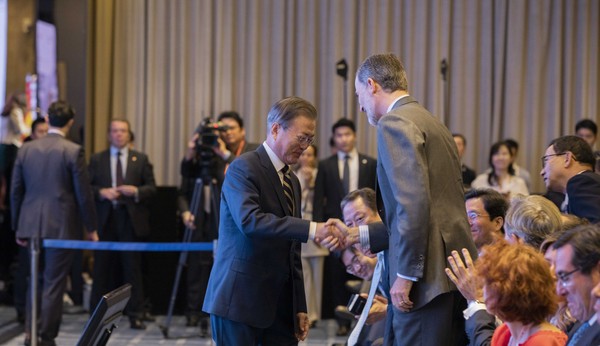 President Moon Jae-in (left, foreground) greets H.M. King Felipe VI of Spain at a bilateral business forum in 2019.
