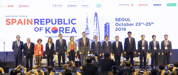 President Moon Jae-in (eighth from left) poses with H.M. King Felipe VI of Spain (on his right) at Spain-Korea Business Forum 2019.