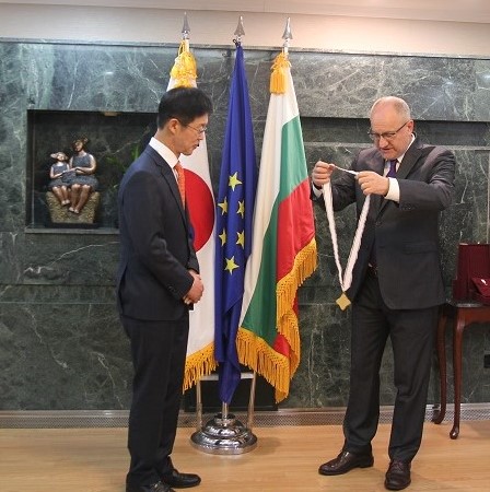 Ambassador Petko Draganov (right) of Bulgaria in Seoul presents the Order of the Madara Horseman of the First Degree, the highest decoration in Bulgaria for foreign diplomats on Nov. 24,, 2021 in Seoul.