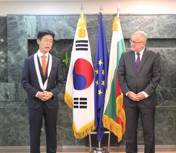 Ambassador Draganov (right) poses with Ambassador Jong after presentation of the decoration.