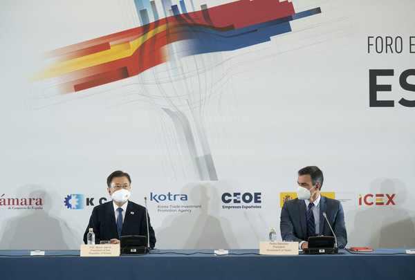 2021 한-스페인 비즈니스 포럼에 참석한 문재인 대통령 (왼쪽)과 스페인 총리 페드로 산체스