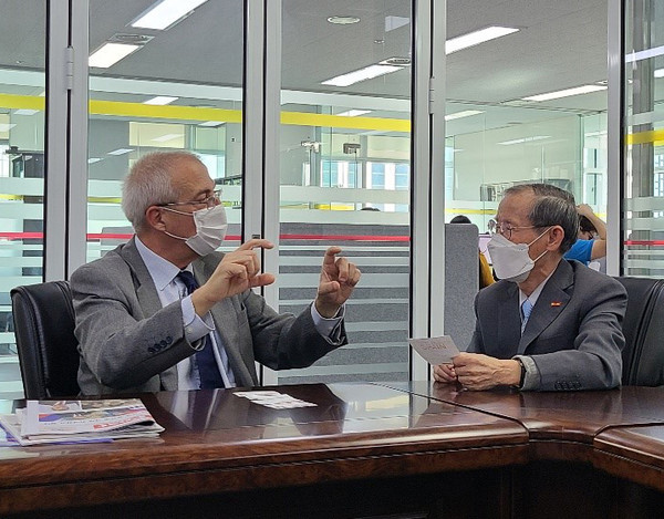 주한 스페인 다리오 사에스 경제 상무 참사관(왼쪽)이 1985년 이후 3개의 영어와 2개의 한국어 매체를 발행하고 있는 코리아포스트 이경식 발행인겸 회장과 인터뷰하고 있다.