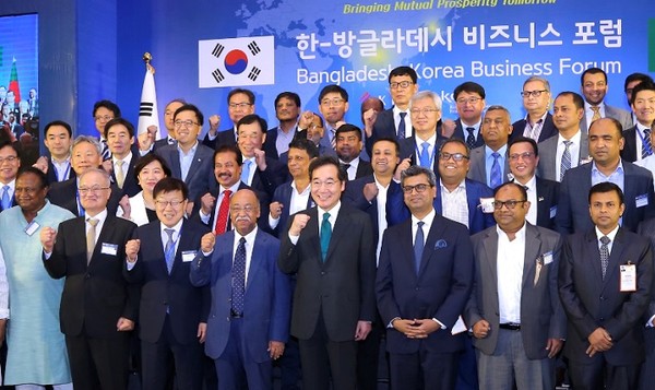 The then Prime Minister Lee Nak-yeon (fifth from left, front row), who made an official visit to Bangladesh, takes a commemorative photo with participants at the "Korea-Bangladesh Business Forum" held at the Intercontinental Hotel in Dhaka, the capital, on July 14, 2019.