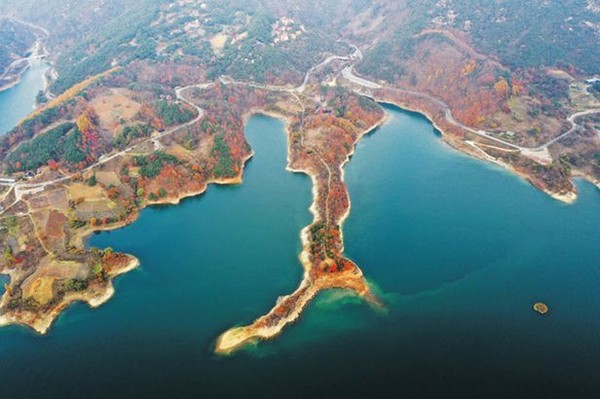 A topography resembling the Italian peninsula, photographed with a drone over Cheongpung Lake in Jecheon, Chungcheongbuk-do.