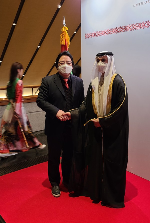 Amb. Abdulla Saif Al Nuaimi of the UAE (right) greets Deputy Editor Sung Jung-wook of The Korea Post media at the entrance of the reception hall at Hotel Shilla in Seoul.
