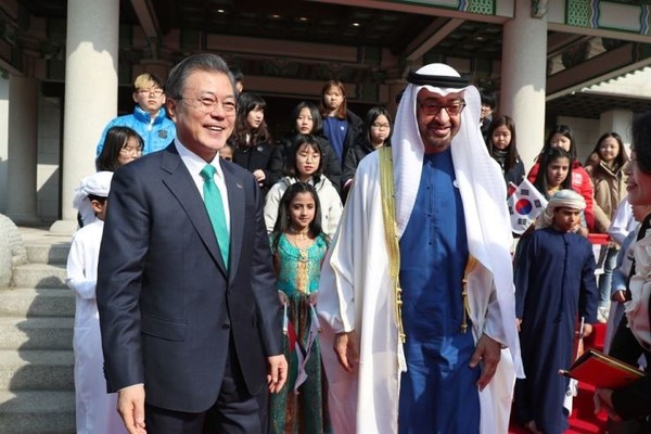 President Moon Jae-in (left) and Crown Prince Mohammed bin Zayed Al Nahyan of Abu Dhabi walk toward the venue of a welcoming event for the crown prince at Cheong Wa Dae, Wednesday. The welcoming ceremony was followed by a summit where the two leaders vowed to expand economic cooperation.