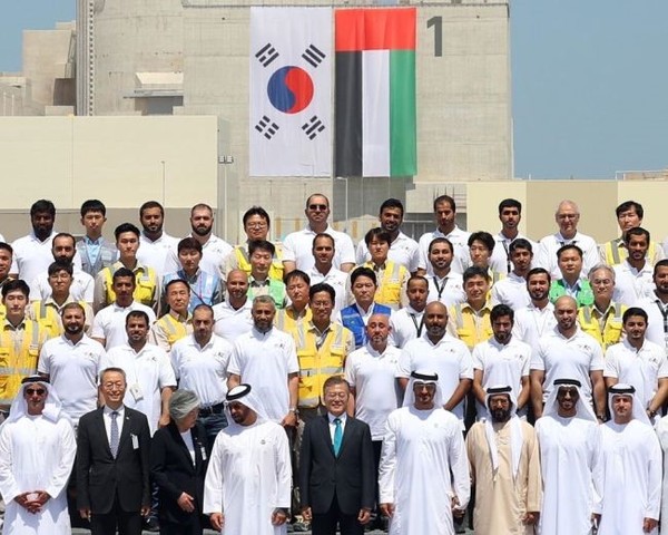 President Moon Jae-in (5th from right, front row), Crown Prince of Abu Dhabi Mohammed bin Zayed Al-Nahyan (4th from right, front row) pose with Korean and UAE officials in front of the Barakah Nuclear Power Plant in Barakah, Abu Dhabi, Mar 26, 2018