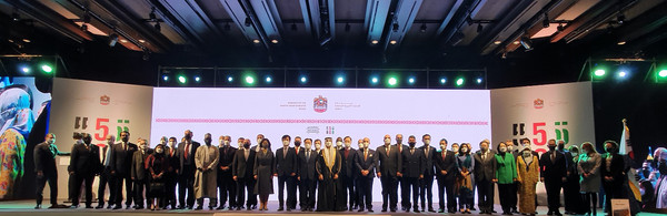 2021년 12월 2일 압둘라 사이프 알 누아이미 주한 아랍에미리트 대사와 문승욱 산업통상자원부 장관(앞줄 왼쪽에서 14, 13번째)이 주한 외국 대사들 및 국내외 고위 인사들과 함께 건국 50주년을 축하하기 위한 리셉션에서 기념 사진을 찍고 있다.