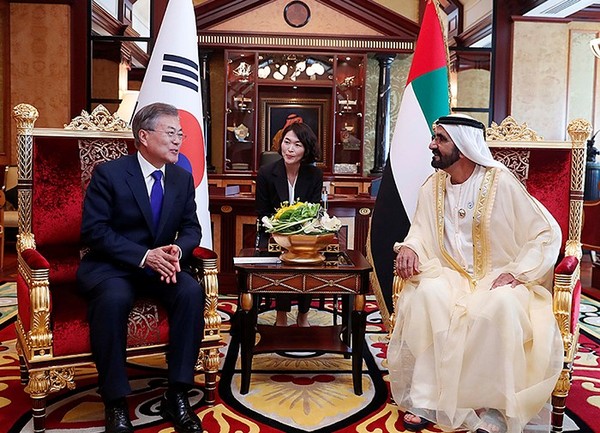 2018년 3월 28일 문재인 대통령(왼쪽)이 두바이에서 모하메드 빈 라시드 알막툼 아랍에미리트 총리 겸 두바이 토후국 지도자와 회담을 하고 있다.