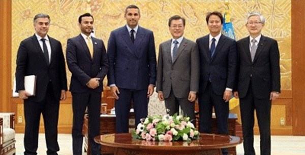2018년 1월 9일 문재인 대통령(오른쪽에서 3번째)이 칼둔 칼리파 알 무바라크 아부다비 행정청장(왼쪽에서 3번째), 압둘라 사이프 알누아이미 주한 아랍에미리트 대사(왼쪽에서 2번째) 및 한국 수행원들과 기념촬영을 하고 있다. 오른쪽에서 두 번째 임종석 전 대통령 비서실장이 보인다.