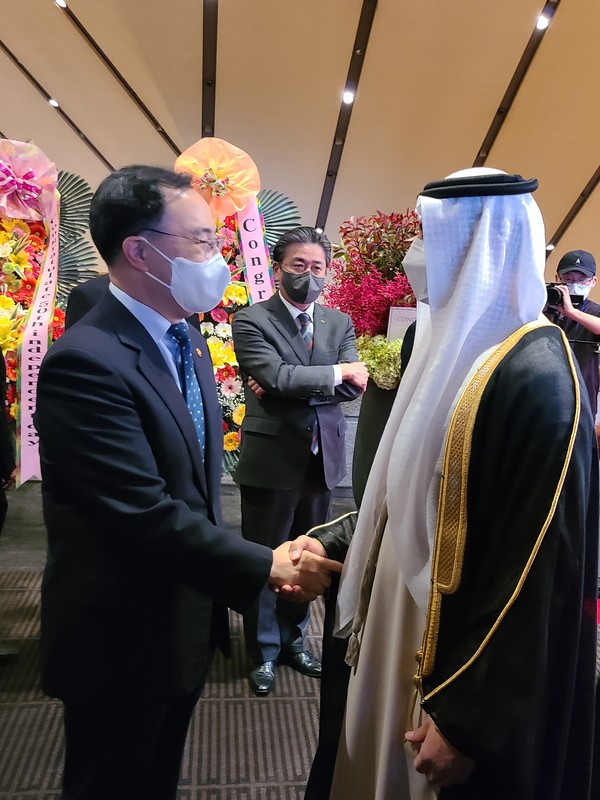 2021년 12월 2일 압둘라 사이프 알 누아이미 주한 아랍에미리트 대사(오른쪽)가 서울 신라호텔 연회장 입구에서 문승욱 산업통상자원부 장관을 맞이하고 있다.
