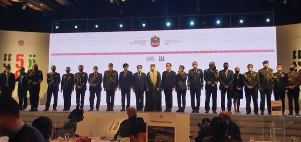2021년 12월 2일 압둘라 사이프 알 누아이미 주한 아랍에미리트 대사와 문승욱 산업통상자원부 장관(앞줄 왼쪽에서 5, 4번째)이 주한 외국 대사관의 대사들 및 고위 인사들과 함께 건국 50주년을 축하하기 위하여 신라 호텔 축하연에서 기념 사진을 찍고 있다.