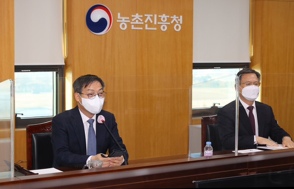 취임사 하는 박병홍(왼쪽) 농촌진흥청장