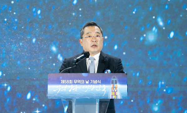 Chairman Koo Ja-yeol of the Korea International Trade Association, delivers an opening speech at the 58th Trade Day ceremony held at COEX in Samseong-dong on Dec. 6.