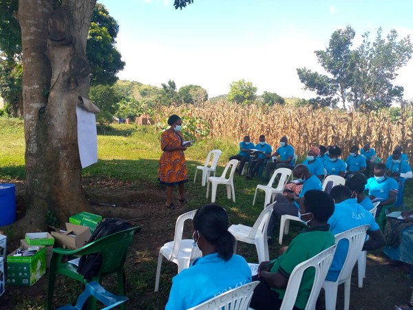키와누카 데보라 강사가 키칸드와 마을에서 교육을 하고 있다