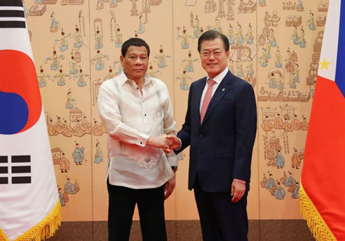 President Moon Jae-in (right) shakes hands with President Rodrigo Duterte of the Republic of Philippines before the ROK-RP summit talks at the Presidential Mansion of Cheong Wa Dae in Seoul on June 4, 2018.