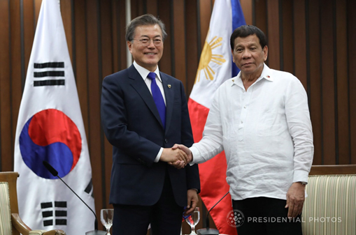 President Moon Jae-in shakes hands with President Duterte ahead of a summit at the Philippines International Convention Center in Manila on Nov. 13, 2018.