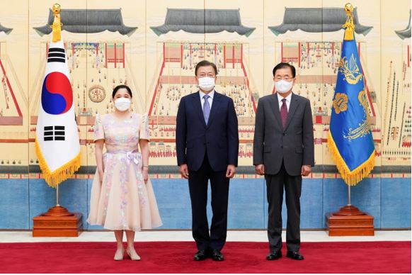 Photo shows President Moon Jae-in flanked on the left by Ambassador Dizon-De Vega and Foreign Minister Chung Eui-Yong on the right at the Presidential Mansion of Cheong Wa Dae during Ambassador De Vega’s presentation of credentials to the President on Oct. 15, 2021.