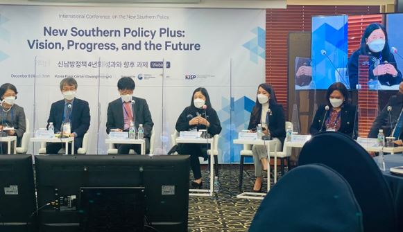 Amb. De Vega in a policy forum on Dec. 8, 2021, taking stock and planning the way forward of the New Southern Policy Plus. With the ambassador are government officials instrumental in crafting the policy and ambassadors of ASEAN and Indian missions in Korea.