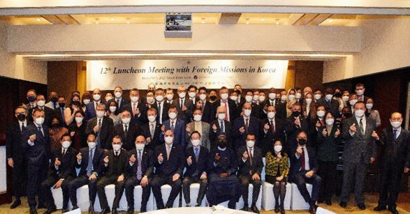 Amb. Dizon-De Vega of the Philippines in Seoul (seated second from right, front row) attended the 12th Governors Association of Korea luncheon meeting with other ambassadors in Korea on Dec. 3, 2021.